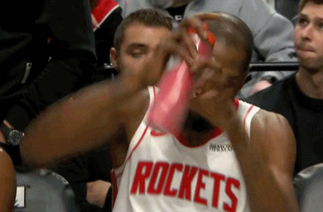 心态崩了怒摔水瓶！末节杜兰特6中3得7分&火箭其他人20中2得6分