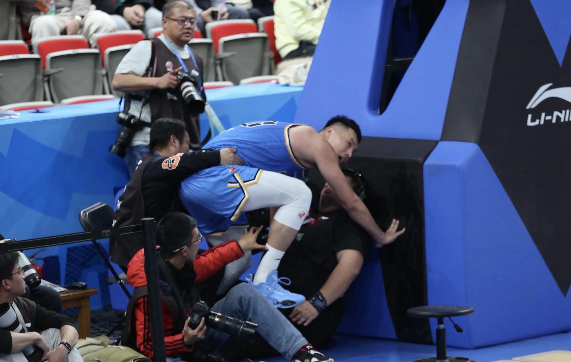 与摄像师相撞却扶不动对方，翟晓川：对不起大哥，我尽力了！