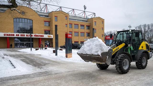 图片报:暴雪恐影响本周末三场德甲,圣保利主场启动大规模除雪