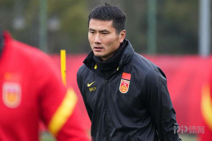 邵佳一：国足没有梅西C罗姆巴佩 不可能把球给一个球员解决一切