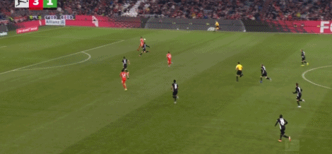 第53分钟,奥利塞过人后传球,延茨自摆乌龙,拜仁4-1狼堡